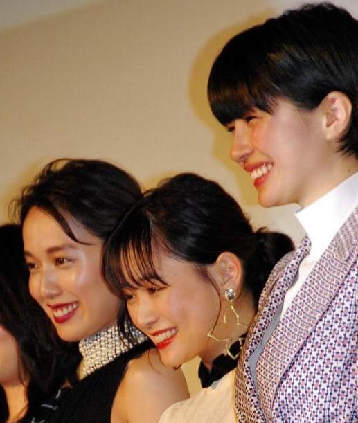 　舞台あいさつに登場した（左から）戸田恵梨香、大原櫻子、佐久間由衣＝都内