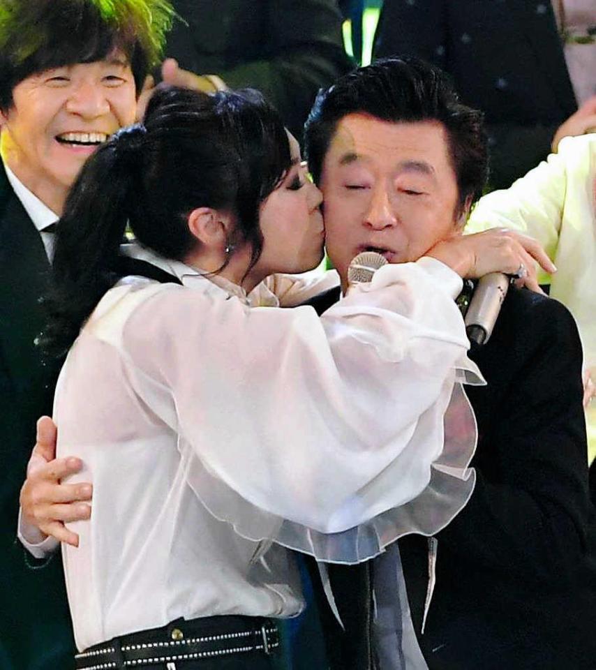 　松任谷由実（左）にキスをされながら熱唱する桑田佳祐＝１８年の紅白歌合戦