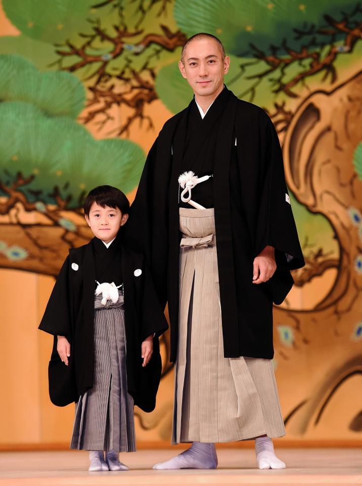 堀越勸玄君（左）と父の市川海老蔵2