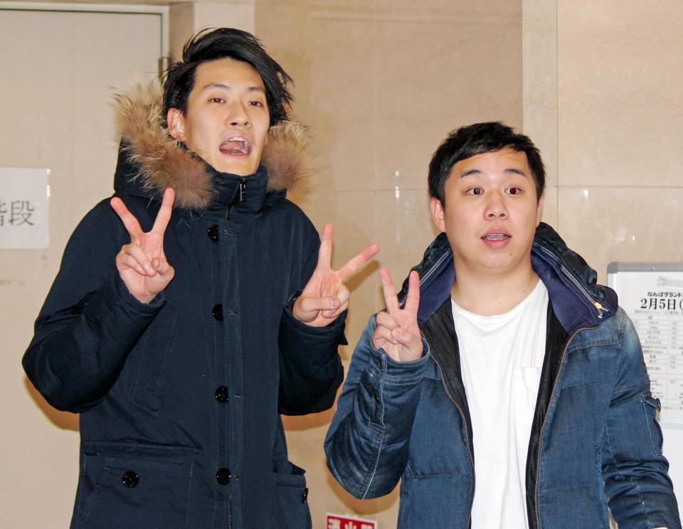 　インフルから回復し、Ｒ－１出場した霜降り明星の粗品（左）とせいや＝大阪市内