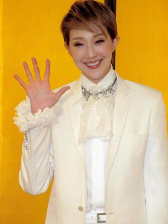 ５作で退団と手で数字を示す宝塚歌劇団星組トップスター紅ゆずる＝大阪市内のホテル