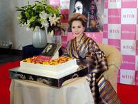 79歳の誕生日を迎え、バースデーケーキを前にほほえむデヴィ夫人＝東京・文京区