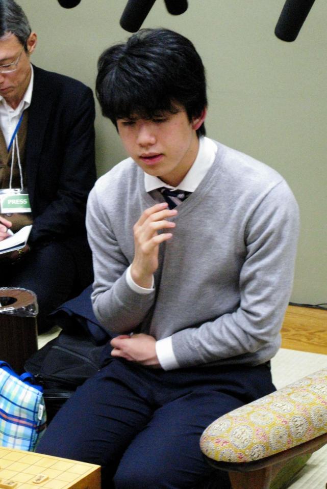 対局を振り返る藤井聡太七段＝大阪・関西将棋会館