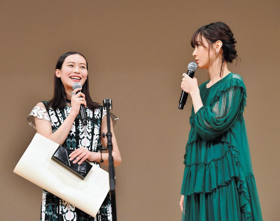 　「第６１回ブルーリボン賞」で新人賞を受賞し、笑顔の南沙良（左）。右は新垣結衣＝東京都千代田区のイイノホール