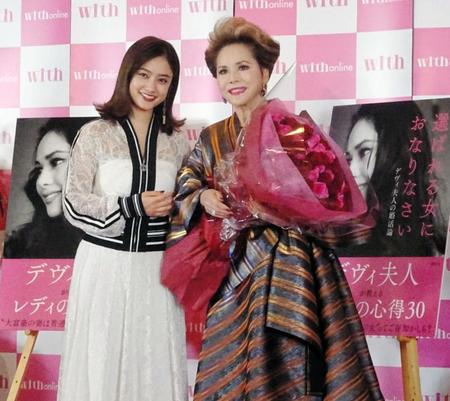 　７９歳の誕生日を迎えたデヴィ夫人（右）に、谷まりあが祝福に駆けつけた