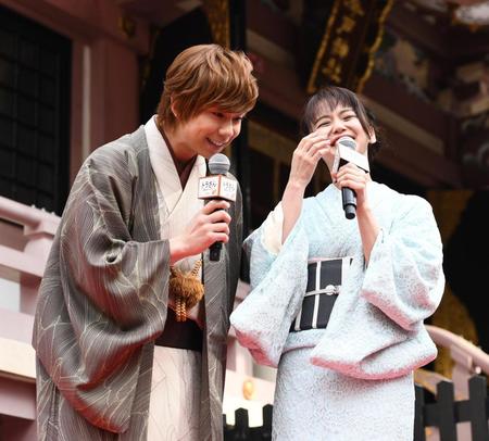 仲良く談笑する多部未華子（右）と北山宏光＝東京都台東区の今戸神社（撮影・園田高夫）