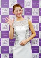 　紅と同じ５作で退団するとポーズを取る星組トップ娘役・綺咲愛里＝兵庫・宝塚歌劇団