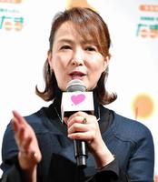 結婚指輪がない左手でマイクを握り、離婚について語った河野景子＝東京都渋谷区の新宿みやざき館ＫＯＮＮＥ（撮影・出月俊成）