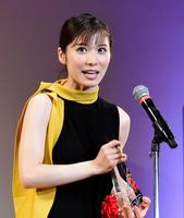 受賞の喜びを語る松岡茉優＝東京・新宿京王プラザホテル（撮影・開出牧）