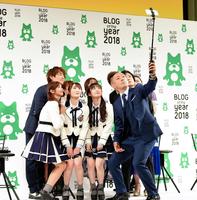 受賞者たちと自撮りをする市川海老蔵（右手前）＝ヒルトン東京お台場（撮影・開出牧）