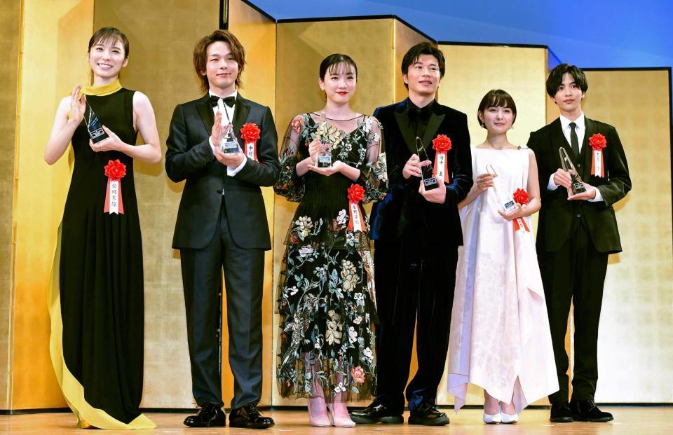 トロフィーを手に笑顔の（左から）松岡茉優、中村倫也、永野芽郁、田中圭、葵わかな、志尊淳＝東京・新宿京王プラザホテル