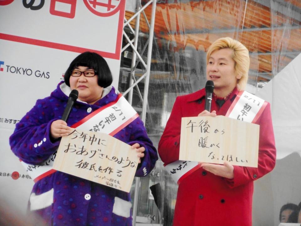 「初午いなりの日」プレイベント２０１９に登場したメイプル超合金の安藤なつ（左）とカズレーザー＝東京・有楽町駅前広場