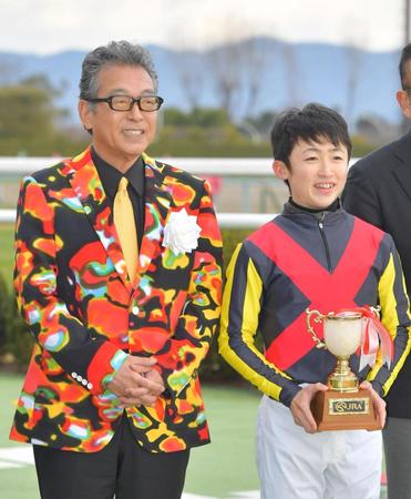 　プレゼンターの円広志（左）と記念写真に収まる松若＝京都競馬場