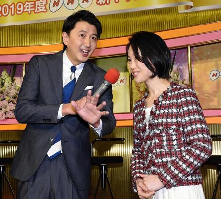 「ＮＨＫニュース７」（土日祝）新担当の青井実アナウンサー（左）と池田伸子アナウンサー＝東京・ＮＨＫ放送センター
