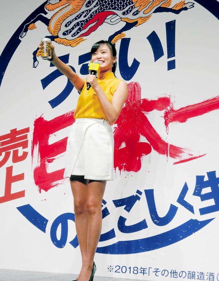 　“日本一”の筆入れを行ったバックパネルの前で乾杯する小島瑠璃子＝都内