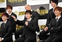 完成報告記者会見を盛り上げる（前列右から）片寄涼太、佐野玲於、吉野北人、後列右から飯島寛騎、関口メンディー、藤原樹＝橫浜アリーナ（撮影・開出牧）