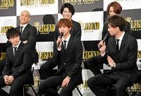 質問に答える片寄涼太（前列中央）。同左が佐野玲於、同右は鈴木伸之。後列左から関口メンディー、飯島寛騎、塩野瑛久＝橫浜アリーナ（撮影・開出牧）