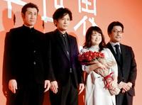 舞台あいさつを行った（左から）渋川清彦、稲垣吾郎、池脇千鶴、阪本順治監督＝ＴＯＨＯシネマズ日比谷