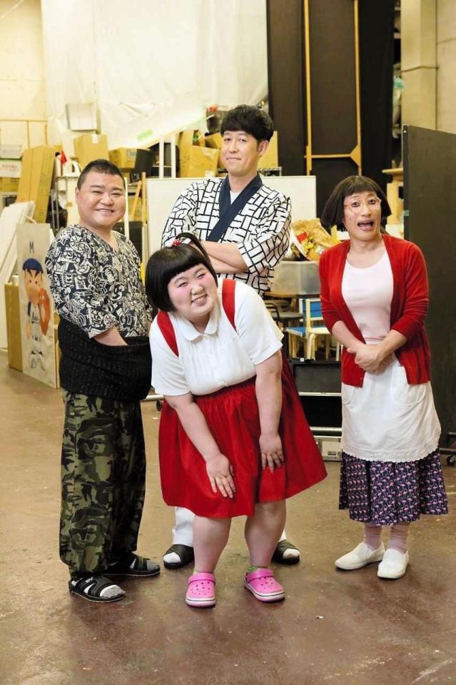 　吉本新喜劇の公式本をＰＲする（左から）川畑泰史、酒井藍、小籔千豊、すっちー