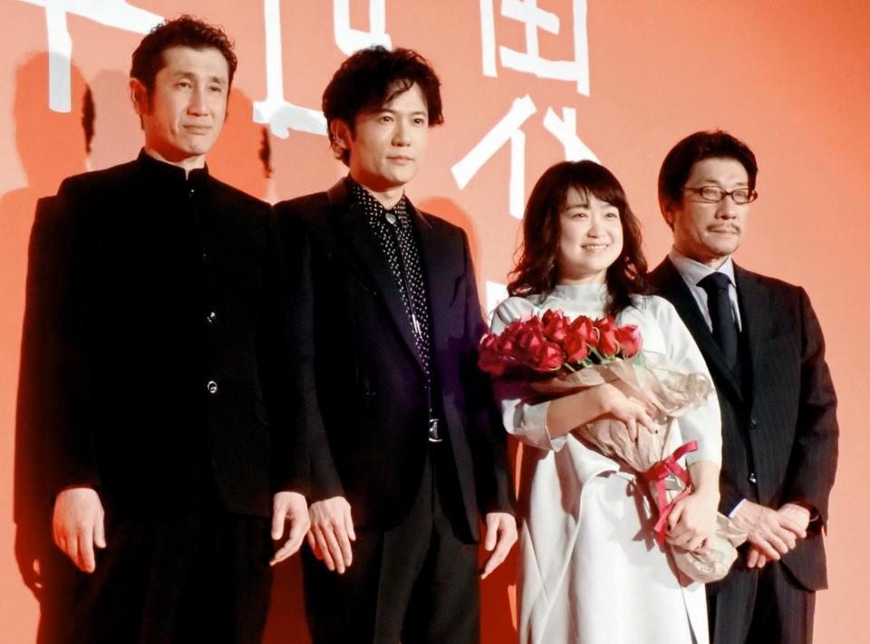 舞台あいさつを行った（左から）渋川清彦、稲垣吾郎、池脇千鶴、阪本順治監督＝ＴＯＨＯシネマズ日比谷