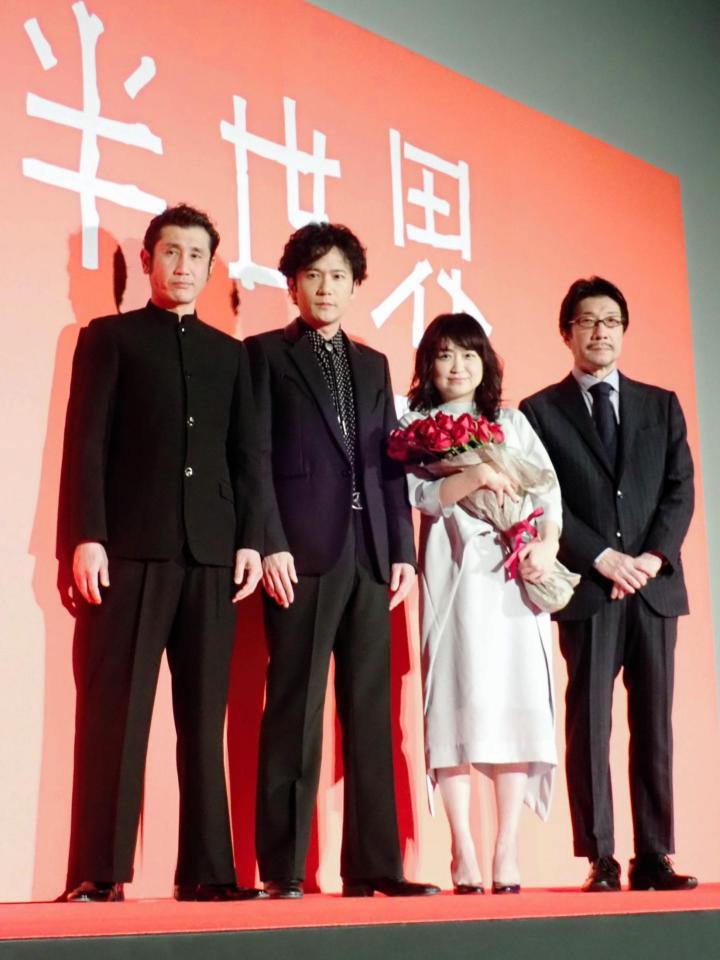 舞台あいさつを行った（左から）渋川清彦、稲垣吾郎、池脇千鶴、阪本順治監督＝ＴＯＨＯシネマズ日比谷