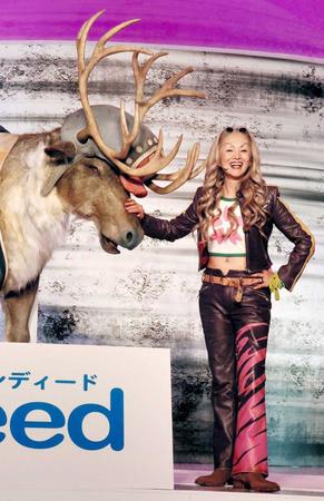 　ワンピースのキャラクター・Ｄｒ．くれはになりきった夏木マリとトナカイのキャラクター・チョッパー＝東京・六本木ヒルズアリーナ