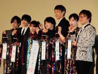 初日舞台あいさつに登場した（左から）ＤＡＩＧＯ、志尊淳、有村架純、神木隆之介、時任三郎、斉藤由貴、三木孝浩監督＝東京・ＴＯＨＯシネマズ日比谷