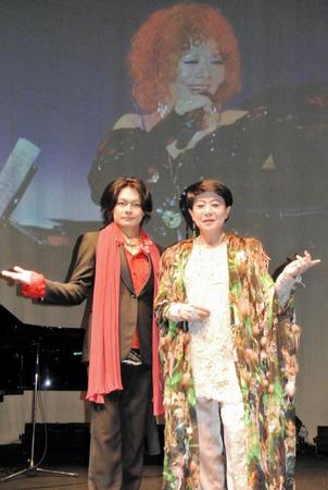 　三回忌メモリアルコンサートで共演した美川（右）と戸川尚作容疑者＝２０１８年４月１９日