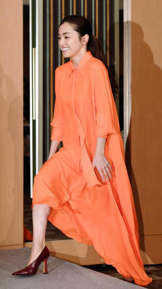 会見に鮮やかなオレンジの衣装で登場した中村アン＝東京ドームホテル（撮影・三好信也）