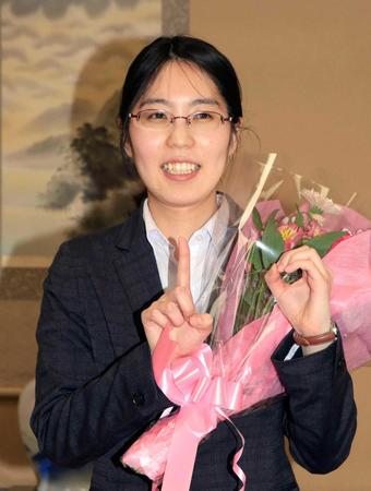 里見女流名人  林葉直子さんに並んだ最多１０連覇！  将棋・第４５期女流名人戦編集者のオススメ記事【写真】長澤まさみ 兄は超イケメン 木村佳乃「ハンサム」に「…【写真】えなこ 幼女コスが「可愛さの極致」ピチピチ１３０ｃｍ…【写真】アンゴラ村長が激変「ＤＸ」登場 可憐な美女に変貌 ネ…【写真】井岡戦ラウンドガール まだ際どい？ビキニで大胆疾走「…芸能最新ニュース主要ニュースエンゼルス　ネビン監督が激昂、退場「あなして」地獄ランチが重すぎる侍Ｊ　栗山監督の退任で次期監督は？長嶋一茂　将棋界に素朴な疑問キンコン西野　オリラジ中田動画に私見ランキング(芸能)話題の写真ランキングデイリーおすすめアイテム写真リアルタイムランキング注目トピックス