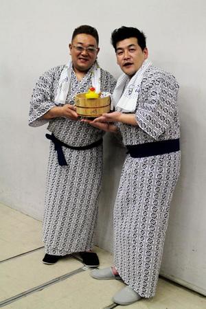ＮＨＫ「湯けむり人情バラエティー　サンドのお風呂いただきます」に出演するサンドウィッチマンの伊達みきお（左）、富澤たけし