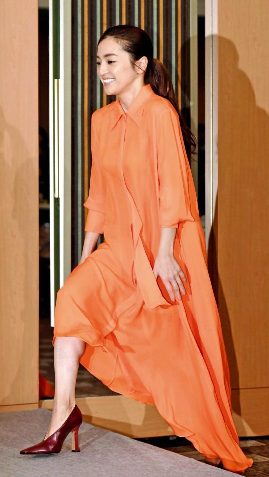 　会見に鮮やかなオレンジの衣装で登場した中村アン＝東京ドームホテル（撮影・三好信也）