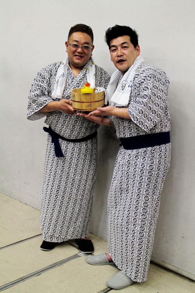 ＮＨＫ「湯けむり人情バラエティー　サンドのお風呂いただきます」に出演するサンドウィッチマンの伊達みきお（左）、富澤たけし