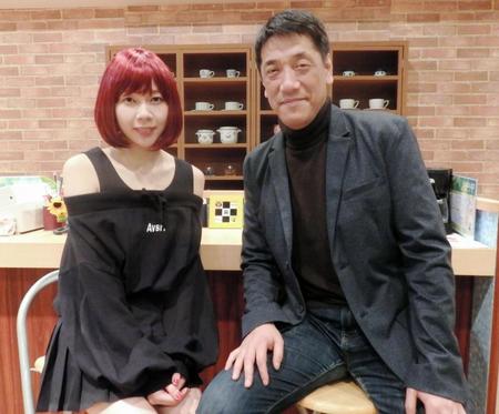 初日の開幕を前に意気込みを語る主演の柊子（左）と演出の嶋尾康史＝東京・赤坂レッドシアター