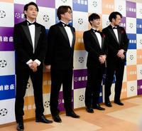 　　純烈の（左から）白川裕二郎、酒井一圭、後上翔太、小田井涼平