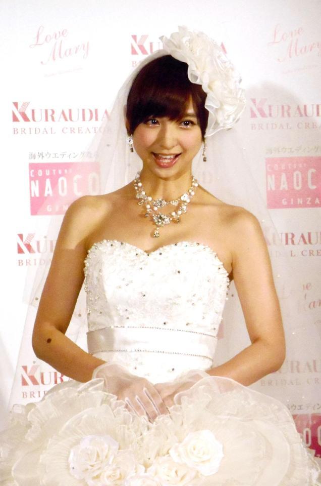 自身がプロデュースしたオフホワイトのウエディングドレスを着用した篠田麻里子＝２０１３年１０月