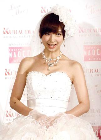 　自身がプロデュースしたオフホワイトのウエディングドレスを着用した篠田麻里子＝２０１３年１０月