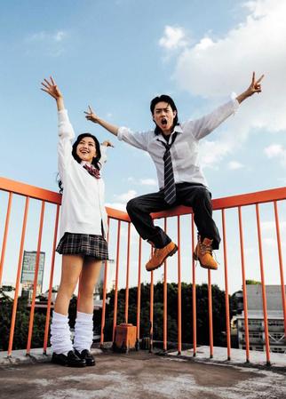 　放課後の高校生をイメージして撮影した制服姿の菅田将暉（右）と二階堂ふみ　