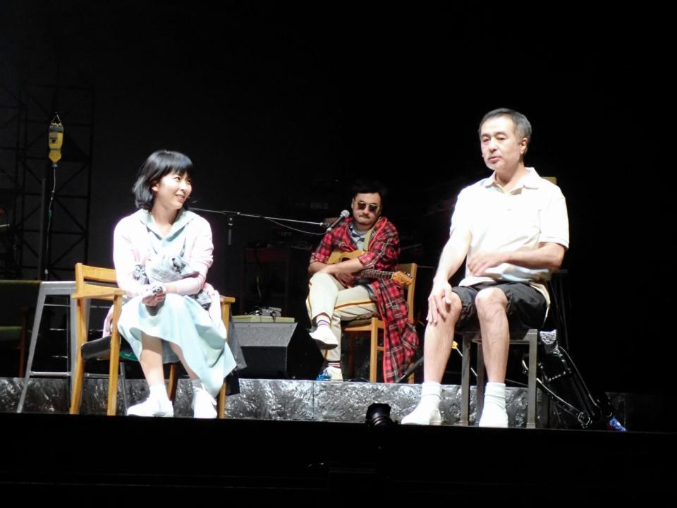 音楽劇「世界は一人」の（左から）松たか子、前野健太、松尾スズキ＝東京芸術劇場プレイハウス
