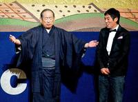 　明石家さんま（右）の前で口上を述べる笑福亭松之助さん＝２０１４年３月８日　