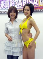 　娘の守永真彩（右）とともに登場した白石まるみ