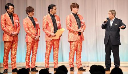 　ビートたけし（右）から祝福の言葉を受ける純烈の（左から）小田井涼平、後上翔太、白川裕二郎、酒井一圭