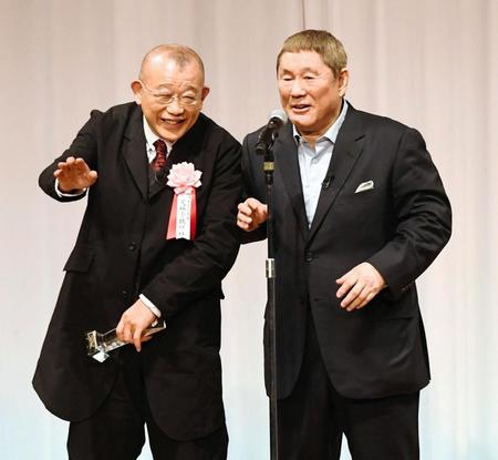 日本芸能大賞を受賞し審査委員長のビートたけし（右）と昔話に盛り上がる笑福亭鶴瓶＝東京・グランドプリンスホテル高輪（撮影・三好信也）