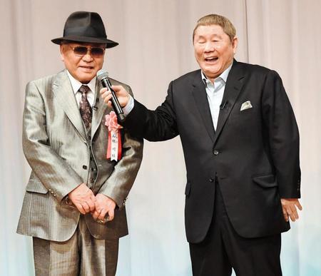 話題賞を受賞し本の宣伝をする山根明・前日本ボクシング連盟会長（左）に、ビートたけしが大笑い＝東京・グランドプリンスホテル高輪（撮影・三好信也）