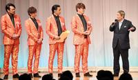 　ビートたけし（右）から祝福の言葉を受ける純烈の（左から）小田井涼平、後上翔太、白川裕二郎、酒井一圭
