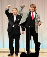 特別賞を受賞しプロレス大賞と２冠を達成した棚橋弘至（右）はビートたけしと決めポーズ＝グランドプリンスホテル高輪（撮影・三好信也）
