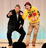 監督賞を受賞した上田慎一郎監督（右）は、ビートたけしとゾンビポーズ＝グランドプリンスホテル高輪（撮影・三好信也）