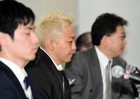 記者会見に臨む平尾勇気（中央）。後方は鈴木繁伸公認会計士、手前は東口良司弁護士＝東京・ＴＫＰお茶ノ水カンファレンスセンター