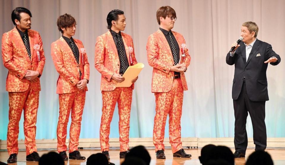 　ビートたけし（右）から祝福の言葉を受ける純烈の（左から）小田井涼平、後上翔太、白川裕二郎、酒井一圭