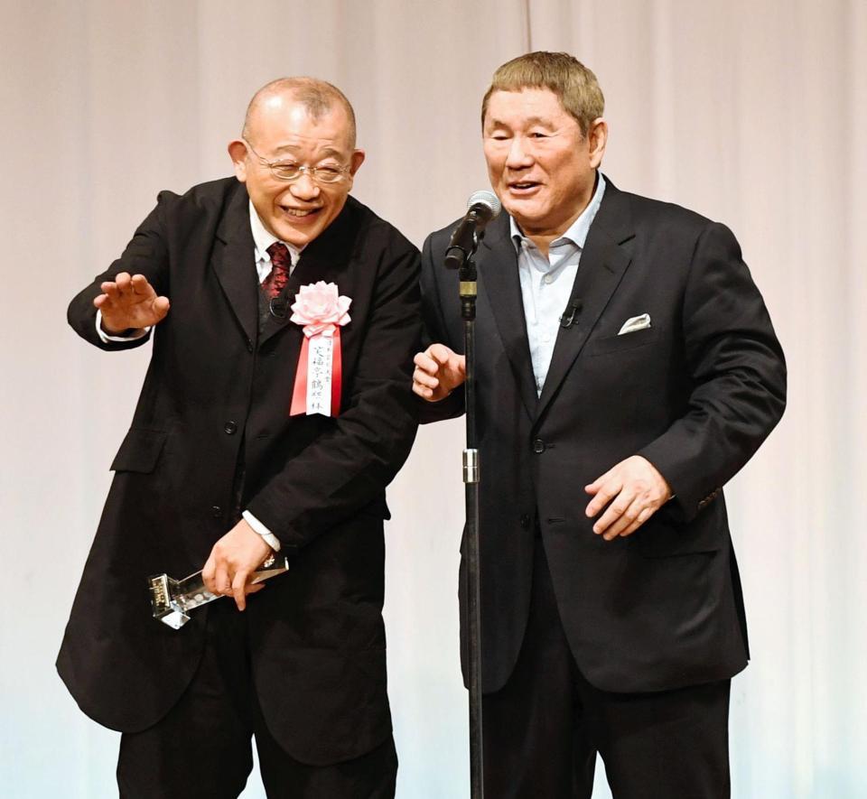 日本芸能大賞を受賞し審査委員長のビートたけし（右）と昔話に盛り上がる笑福亭鶴瓶＝東京・グランドプリンスホテル高輪（撮影・三好信也）